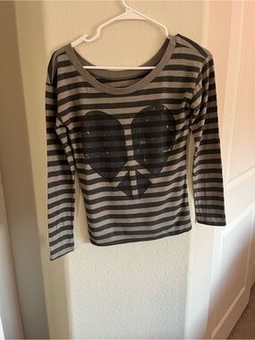 Striped Long-Sleeve Heart Graphic Top - Gray & Black